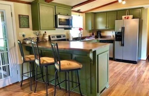 Sumner County Casa | The Lake Lodge - 5 Star R&R Water Retreat