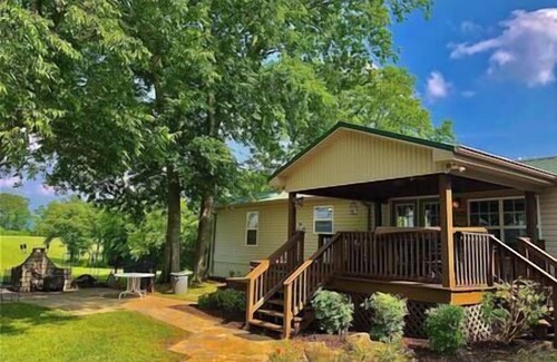 Sumner County Casa | The Lake Lodge - 5 Star R&R Water Retreat