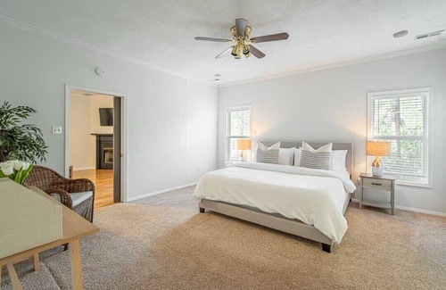Oconee County Casa | The Lake Lodge on Whitewater Lake!