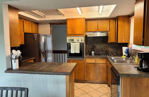 Bonney Lake Casa | The Lake Tapps Waterfront Hideaway Family Pet-Friendly, Warm hot tub, Lake Life!
