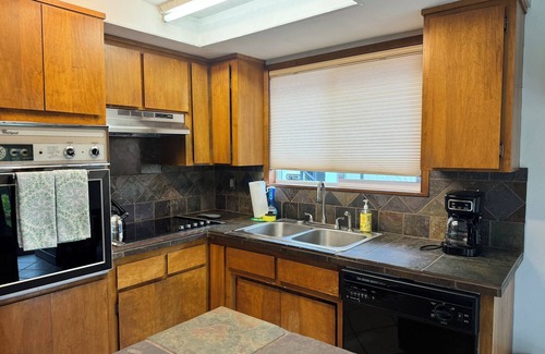 Bonney Lake Casa | The Lake Tapps Waterfront Hideaway Family Pet-Friendly, Warm hot tub, Lake Life!