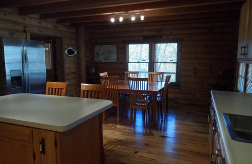 Big Creek Cabina | 'The Lakefront Lodge' - Amplio frente al lago de 3 dormitorios con muelle privado cubierto