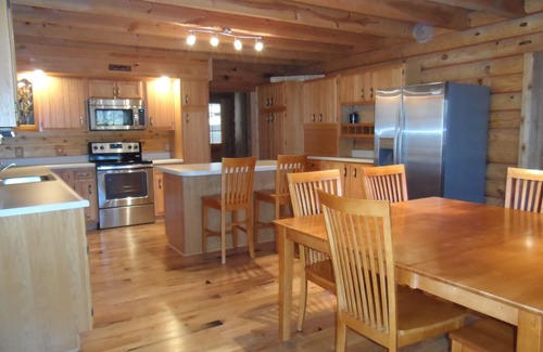 Big Creek Cabina | 'The Lakefront Lodge' - Amplio frente al lago de 3 dormitorios con muelle privado cubierto