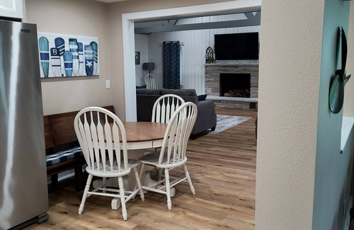 Black Wolf Casa | The Lakehouse at Winnebago. Green Bay 1 hr. Ice Fishing out your door. Fireplace