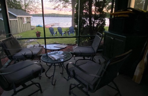 Utterson Cabaña | The Lakeshore Oasis - Beautiful All Season Muskoka Cottage with Sunset View