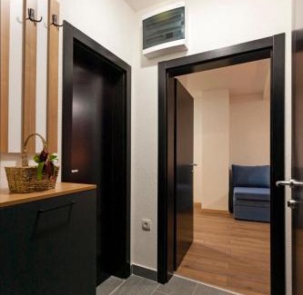 Varosh Apartamento | The Lakeside Haven