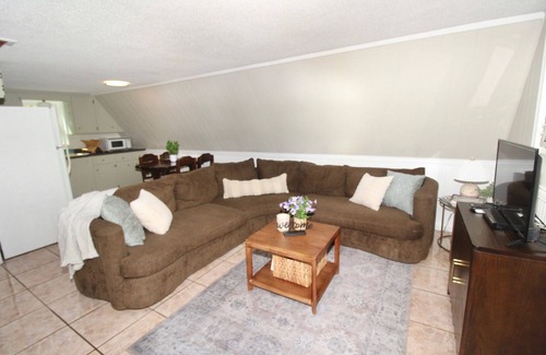 Hardin Casa | The Lakeside Loft- KY Lake Escape - Pirates Cove