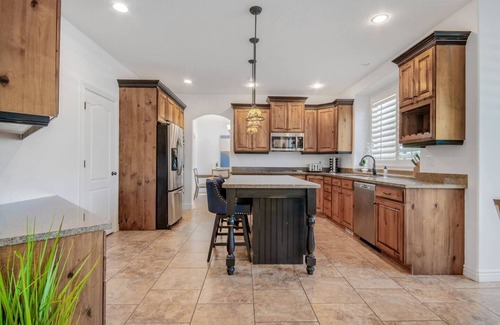 South Jordan Casa | 7-bedroom house, Gaming Center, Hot Tub, 35 min from Ski Resorts