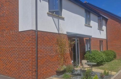 Folkestone Casa | The Lancers - Modern Double Room with En-Suite, Parking & Fast WiFi - Close to Eurotunnel
