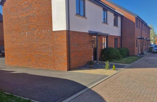 Folkestone Casa | The Lancers - Modern Double Room with En-Suite, Parking & Fast WiFi - Close to Eurotunnel