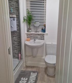 Folkestone Casa | The Lancers - Modern Double Room with En-Suite, Parking & Fast WiFi - Close to Eurotunnel