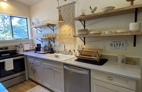 Langley Casa | The Langley Loft: Modern Barn + Close to Downtown + Hot Tub + Cozy Island Vibes