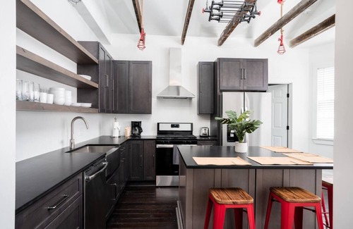 Radcliffeborough Apartamento | The Lawrence Suite: Modern Charleston Gem