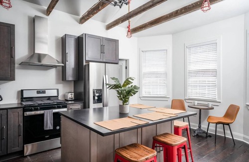 Radcliffeborough Apartamento | The Lawrence Suite: Modern Charleston Gem