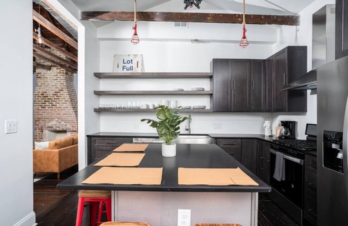Radcliffeborough Apartamento | The Lawrence Suite: Modern Charleston Gem