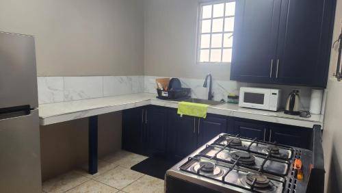St. Helena Apartamento | The Layover - 6 Mins from the Airport, Equipped for Long Stays