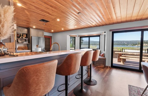 Fawnskin Cabina | The Lazy Bear - Modern, Lake Views, Smart TV, Deck, BBQ