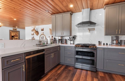Fawnskin Cabina | The Lazy Bear - Modern, Lake Views, Smart TV, Deck, BBQ