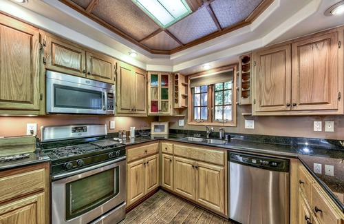 Montgomery Estates Cabaña | The Lazy Bear's Den-guests love the backyard, family room and location!