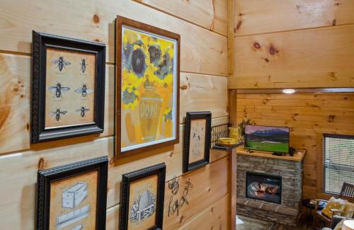 Sevierville Casa | The Lazy Bee - Mountain Views, Pool, Hot Tub & Games for All