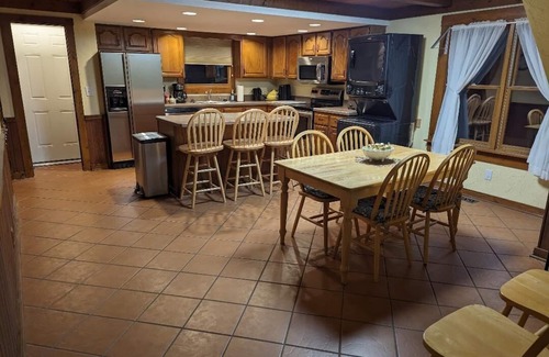 Lewis Center Casa | The Lazy Cat Lodge - Hot Tub - Fire Pit