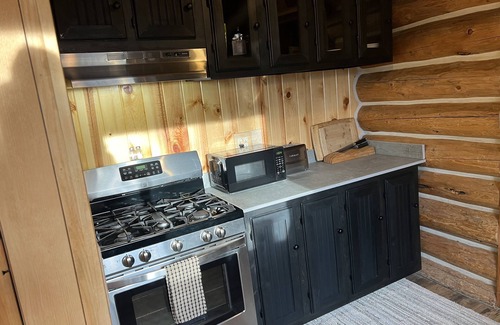 Emigrant Cabina | THE LAZY FLY. Private Cozy 2 bdrm Cabin On 30 acres. AC, WiFi