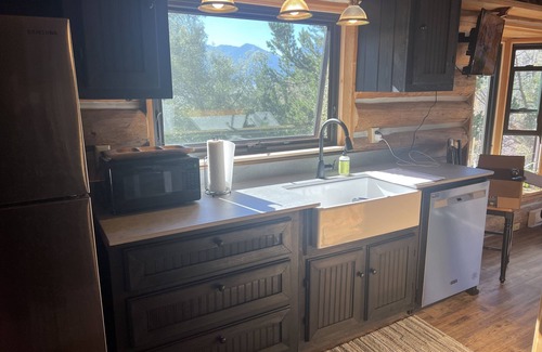 Emigrant Cabina | THE LAZY FLY. Private Cozy 2 bdrm Cabin On 30 acres. AC, WiFi