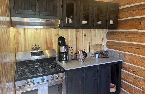 Emigrant Cabina | THE LAZY FLY. Private Cozy 2 bdrm Cabin On 30 acres. AC, WiFi