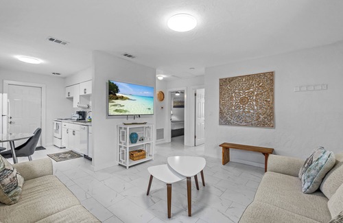 Bay Esplanade Cabaña | The Lazy Lemon Cottage Steps From the Beach, Frenchys and Palm Pavilion.
