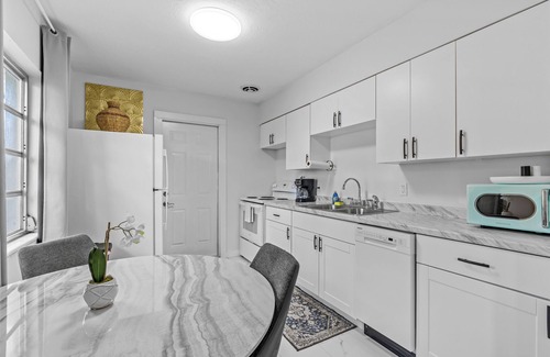 Bay Esplanade Cabaña | The Lazy Lemon Cottage Steps From the Beach, Frenchys and Palm Pavilion.