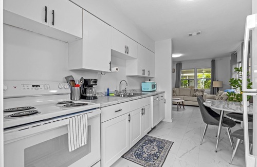 Bay Esplanade Cabaña | The Lazy Lemon Cottage Steps From the Beach, Frenchys and Palm Pavilion.