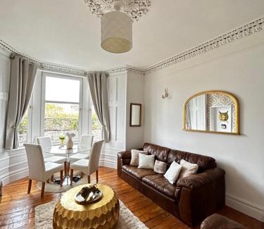 Port Glasgow Apartamento | THE LAZY LION - Spacious 2 Bedroom - Town Centre Holiday Home Apartment