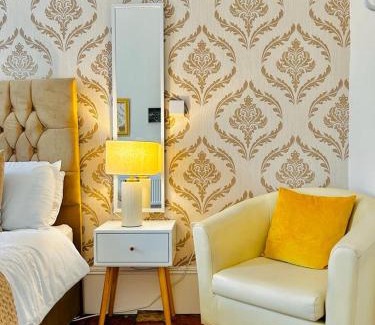 Port Glasgow Apartamento | THE LAZY LION - Spacious 2 Bedroom - Town Centre Holiday Home Apartment