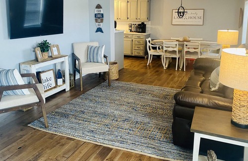 Rutledge Cabaña | The Lazy Lure 3 bedroom with lake views