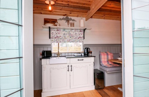 Rugeley Cabaña | THE LAZY MARE BY THE WATER, romantic, with hot tub in Abbots Bromley