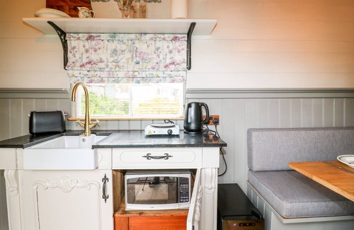 Rugeley Cabaña | THE LAZY MARE BY THE WATER, romantic, with hot tub in Abbots Bromley