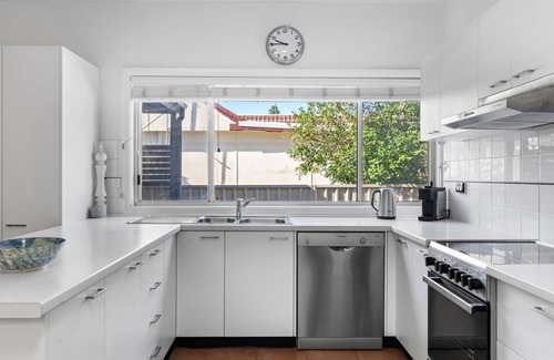 Budgewoi Casa | The Lazy Mimosa Retreat stylish 4BR Home Near Beach & Lake