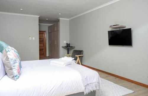 Ezembeni Cama Y Desayuno | The Lazy Moose Restaurant and Lodge