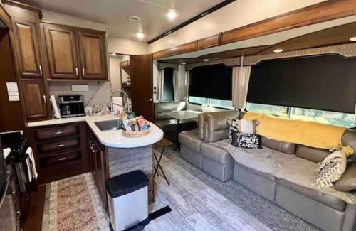 Honey Grove Casa | The Lazy Pony at the Barn/Hot Tub/ 3 acres Hiking Trails/Unique Barn Living Area
