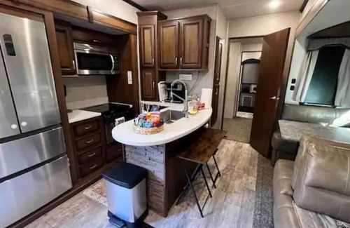 Honey Grove Casa | The Lazy Pony at the Barn/Hot Tub/ 3 acres Hiking Trails/Unique Barn Living Area