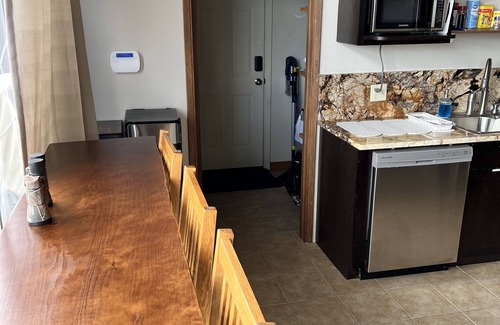 Windflower Point Cabina | The LCpl Faver lake house sleeps 8 with a private beach and boat ramp