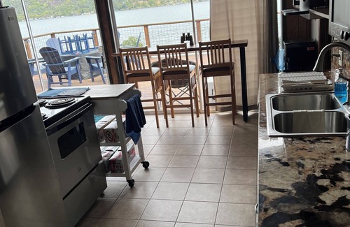 Windflower Point Cabina | The LCpl Faver lake house sleeps 8 with a private beach and boat ramp
