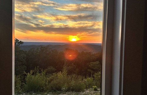 Fort Payne Cabina | The Ledge on Lookout! 2 Bedroom brow cabin with private hot tub and a view!