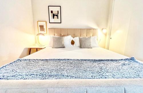 East Village Apartamento | The Leo - Deluxe 3 Bedroom Stay