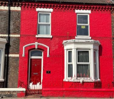Anfield Casa | The LFC Red House - Spacious 5 Bedroom House With 2 Bathrooms And Street Parking