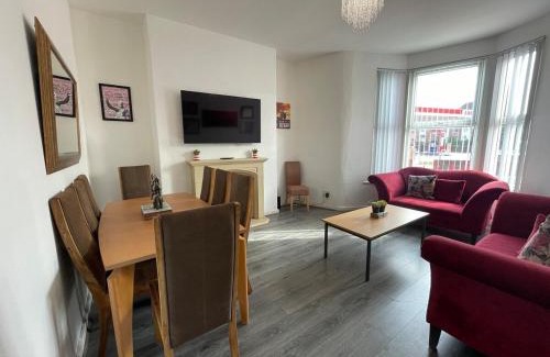 Anfield Casa | The LFC Red House - Spacious 5 Bedroom House With 2 Bathrooms And Street Parking