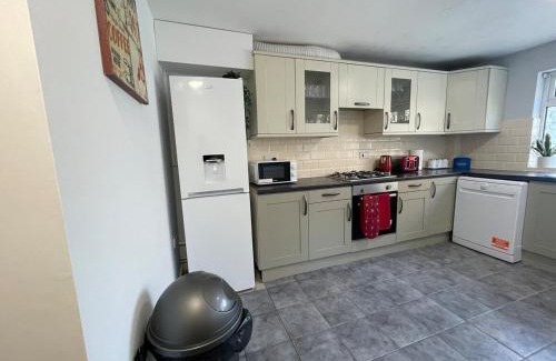 Anfield Casa | The LFC Red House - Spacious 5 Bedroom House With 2 Bathrooms And Street Parking