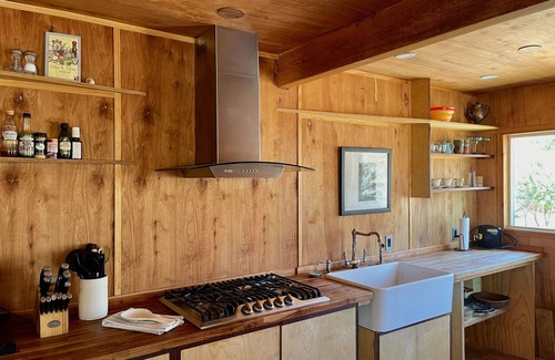 Morongo Valley Casa | The Library at The Sea of Tranquility w/ Pool, Hot Tub & Outdoor Kitchen