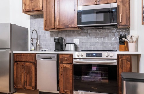 Sedalia Apartamento | The Library - Luxury 2-Bedroom Apartment in Downtown Sedalia