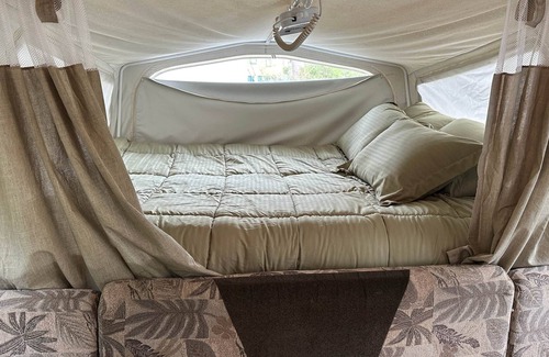 Hawley Cabina | The Light & Cozy Glamper